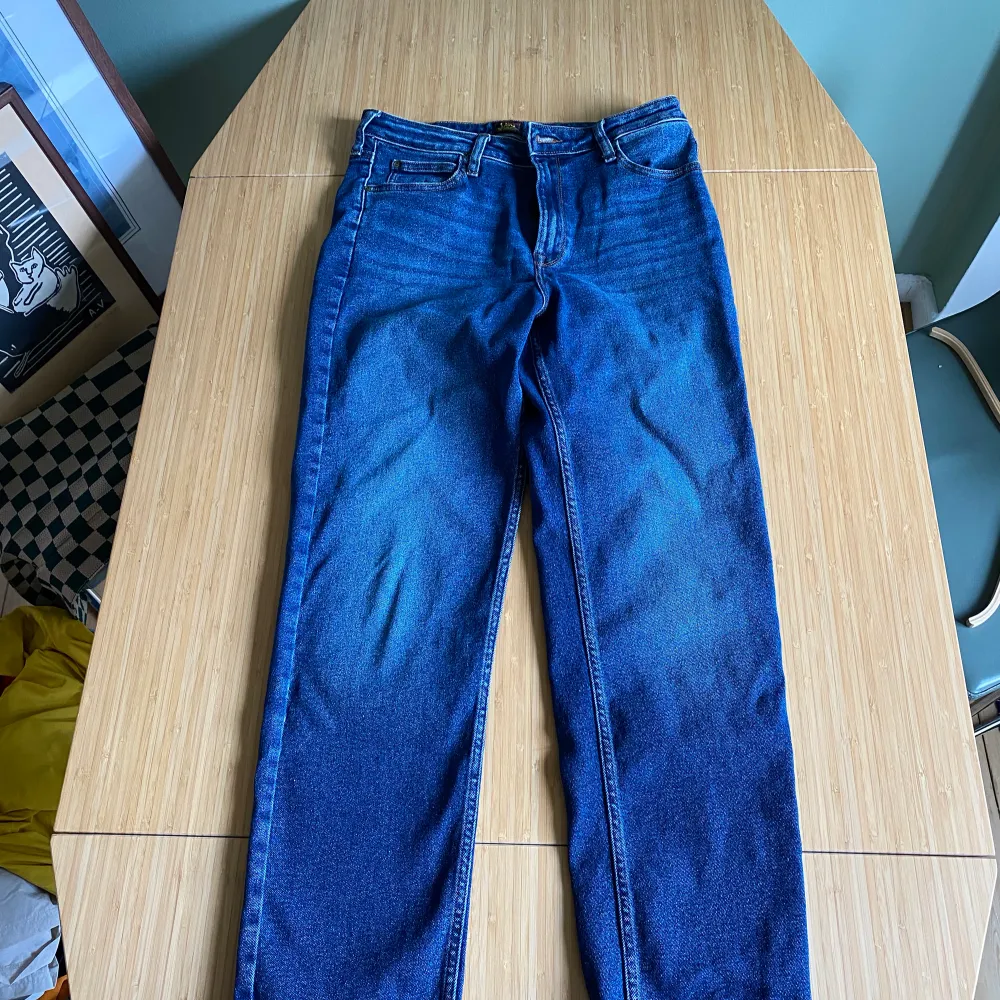 Oanvända Lee jeans. Mörk tvätt.. Jeans & Byxor.