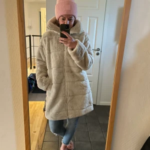 Pälsjacka str 38 - Jättefin mjuk och varm pälsjacka str 38. Endast använd 2 gånger så i nyskick. Köpt för 599kr