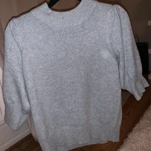 Kortärmad stickad topp - Den är väldigt varm tycker jag