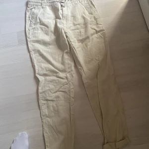 Linnebyxor  - Köpte dom nu i våras men har använt dom ca 2 eller 3 gånger. Dom passa mig inte riktigt 