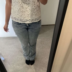 Blåa basic lågmidjade jeans 💕 - Lågmidjade bootcut jeans 💕