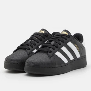 Adidas superstar - Säljer dessa skor som jag använt en sommar. Nypris är ca 1150kr. Pris kan diskuteras!!💗