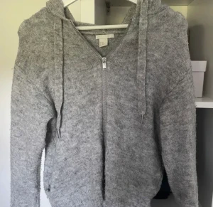 Stickad zip-up från h&m - Super gosig stickad zip-up från h&m! Köpt här på plick men säljer vidare då den inte kommit till användning. Skriv vid frågor eller fler bilder!💞💞lägg bud privat! 