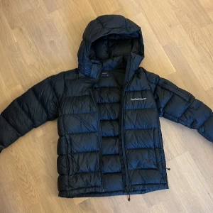 Peak performance  - En väldigt varm vinterjacka ifrån peak performance. Som i nyskick, inga defekter/ hål eller annat. Pris kan diskuteras. Den är i en svart/mörkblå färg. Original pris 3000kr