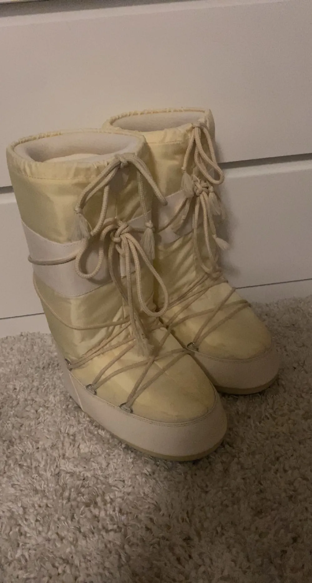 säljer nu mina moonboots! använda några få gånger förra vintern men har inte använts annars. jättebra skick med nåra få tecken på användning! pris kan diskuteras 🍄🤍. Skor.