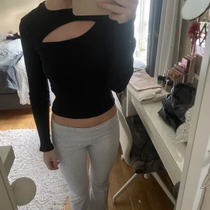 Topp - Långärmad svart topp i strl S