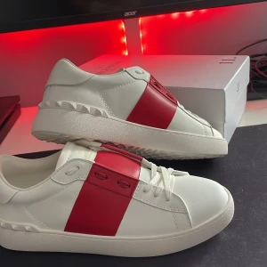 Valentino skor  - Valentinos som jag säljer för de blev för små därför ej använda. Är storlek 44 men sitter bra på 42 43. Dm för mer bilder. Låda kommer med och extra snören 