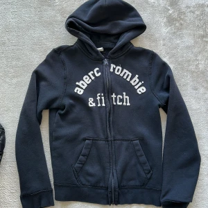 Anercrombic &fitch - Marinblå zipptröja/ hoddie. Kids L. 10- 12 år