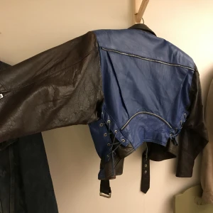 Bikerjacka - Använd fåtal gånger köpt på beyond retro. Jättebra skick!