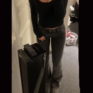 Lågmidjade bootcut jenas  - Superfina bootcut jeans från Gina i stl 32 men väldig stretchiga, passar mig som vanligtvis har 34-36😊