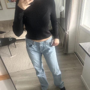 Vintage Levis 501 33/36  - Jag är normalt en 36 och 173 så dessa är perfekt för någon som är lång eller någon kortare som vill ha dom med klackar!  Ljus tvätt och på mig sitter dom lite löst vilket blir så snyggt!