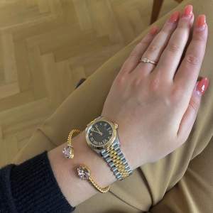 Äkta Caroline Svedbom Mini Drop Bracelet armband i färg Vintage Rose. Väl omhändertaget. Passar perfekt att mixa med andra smycken eller bara använda solo. Nypris 695 kr, säljes för 349 kr. 