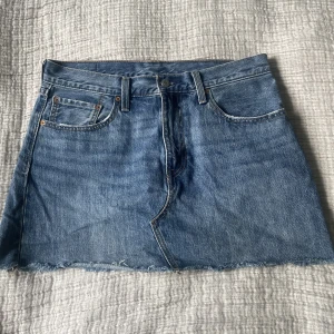 Levis kjol - Kjolen är knappt använd och är i bra sick!