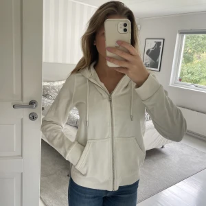 Tröja med dragkedja  - Vit tröja med dragkedja och luva från H&M i storlek XS.
