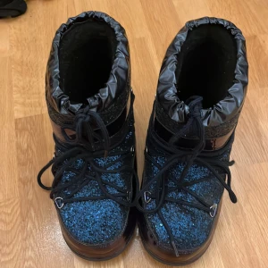 Storlek 39/40 - Super fina marinblåa vinterskor liknande moonboots! Finns inte att få tag på någonstans. Köpt här på Plick men var tyvärr för stora för mig som har storlek 38. Kan diskutera pris❤️❤️ 