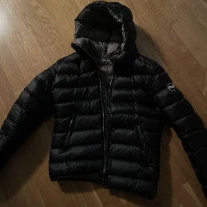 colmar jacka  - säljer min jacka för den inte kommer till användning. Den är köpt från vinted men har inga defekter så är i väldigt bra skick, köp direkt vid 2000kr ❤️