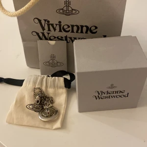 äkta vivienne westwood halsband - säljer mitt älskade 3d vivienne westwood halsband som jag köpte i butiken i Paris förra året. Köpte för 2000kr men säljer för endast 900kr💓