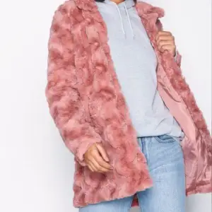 En rosa fuskpäls jacka från Vera Moda, använd typ fem gånger, fråga gärna om fler bilder om du är intresserad, storlek XS, köpare står för frakten🩷