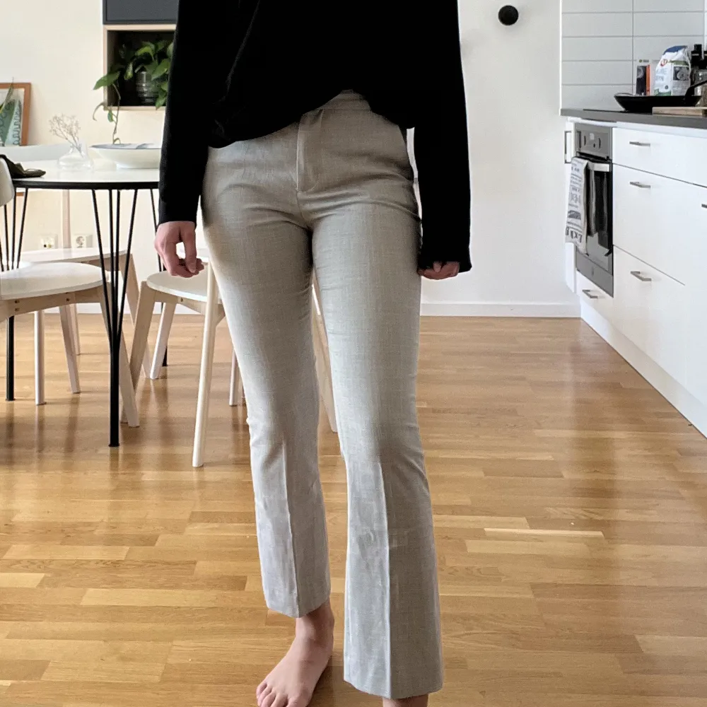 Zara tailored pants in graige  Great condition. ✨ Missing the inside button, but I have it loose and will send it with the pants 🧵. Jeans & Byxor.