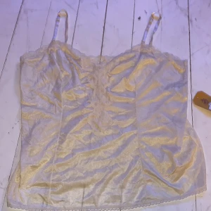 Linne - Vet inte riktigt vad för storlek det är men skulle gissa på M. Linnet är tidigare köpt på beyond retro. Märke är okänt💕Aldrig använt.