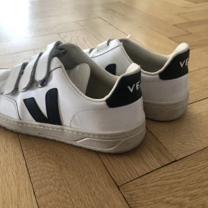 veja skor - säljer mina veja skor eftersom de ej kommer till användning pris kan diskuteras skriv för fler bilder💕