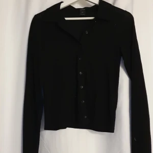 Svart tröja - Använd få gånger  Krage och knappar
