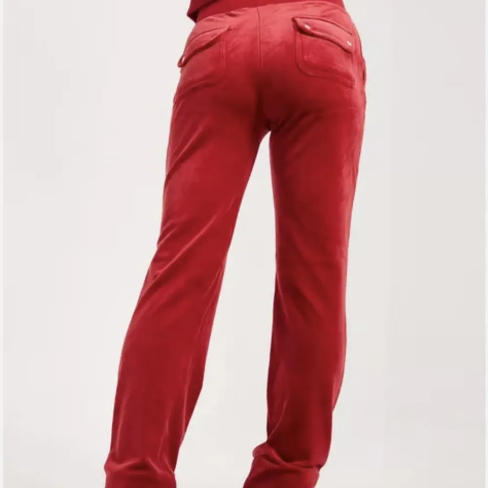 Säljer dessa fina röda juicy coutore byxor för att dom inte kommer till användning, i fint skick förutom att metalldetaljen på snöret har åkt av (hör av er för egna bilder) .. Jeans & Byxor.