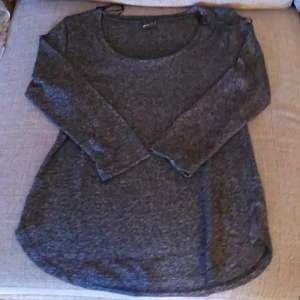 En grå fin tröja från ginatricot,tröjan är inte använd och är för åldrar runt 12-14 kan också vara  för 10 åringar.