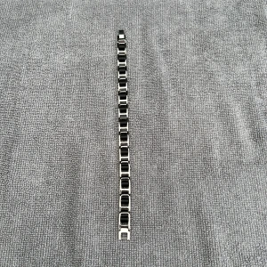 Rostfritt armband  - Nytt rostfritt metallarmband i trendig design. Längd: 21 cm. Köparen står för frakt.