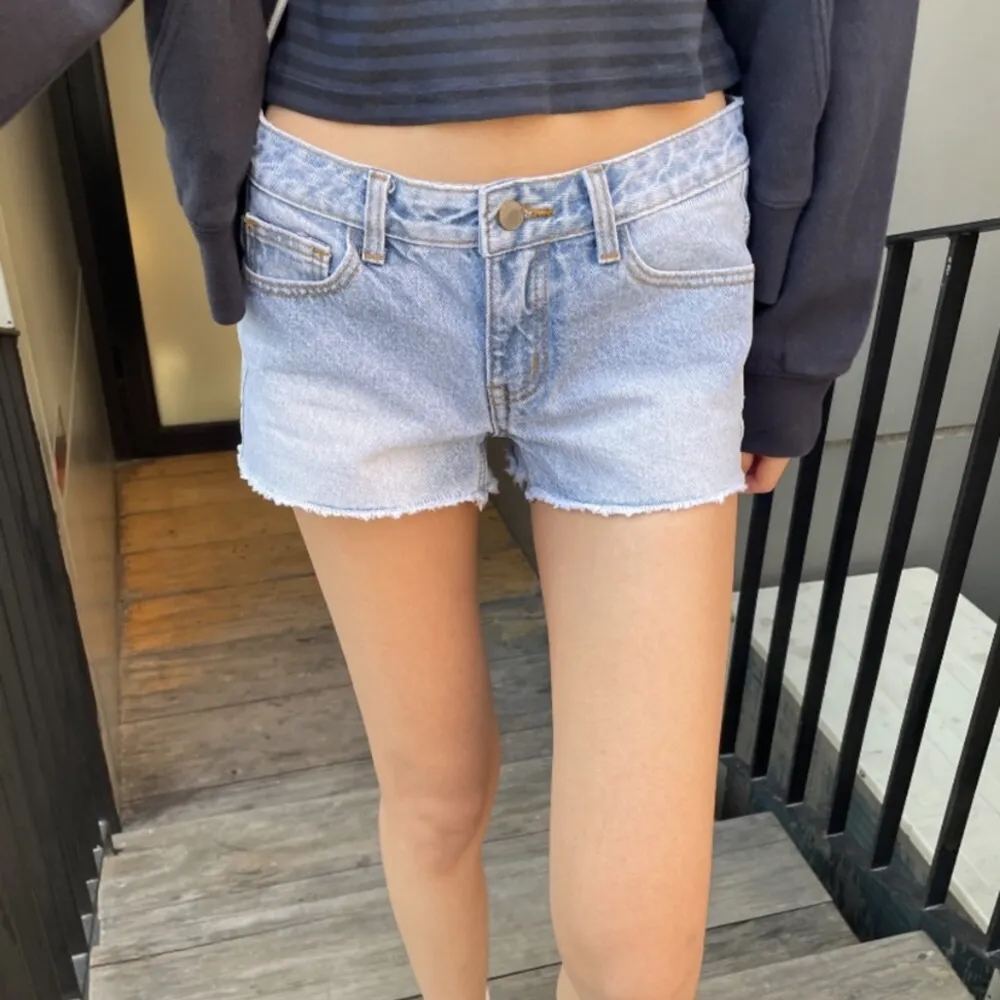 Jättefina jeansshorts från Brandy Melville! Aldrig använt för de var för små, lappen är fortfarande kvar. De är i M men är lite små i storleken . Shorts.