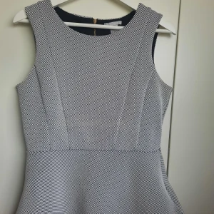 H&M Topp i svart-vit - Fitted topp i svart-vit mönster,  H&M, storlek M  Fin och passande till jobb/ business