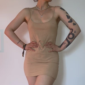 Beige Dress - 👗Beige Klänning!👗 Modell på bild: 180cm Använd fåtal gånger, mycket bra skick!☀️