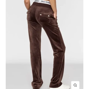 Juicy Couture  - Bruna byxor från juicy Couture. Säljer de när dom ej kommer till någon användning. Finns privata bilder att få! Om frakt behövs betalas de av köparen 😊