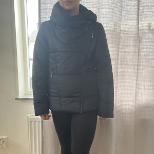 Super-stilig vinter jacka - Säljer den unika vinterjackan från Orsay. Jackan är jättevarm, skyddar bra från vind och regn. I riktig fin skick – helt oanvänd, dragkedjan funkar perfekt. Färgen på jackan är mörkblå, storlek 36 och passar allt mellan 150-165cm. SÄLJAREN STÅR FÖR FRAKT.