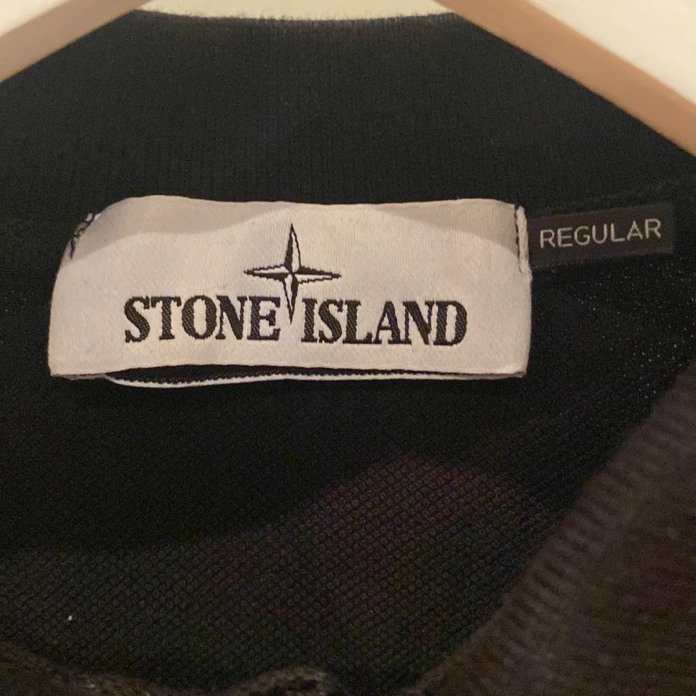 Stone island piké  Storlek S  använd 1 gång Köpt på NK Göteborg nypris 1400 pris kan diskuteras vid snabb affär. Skjortor.
