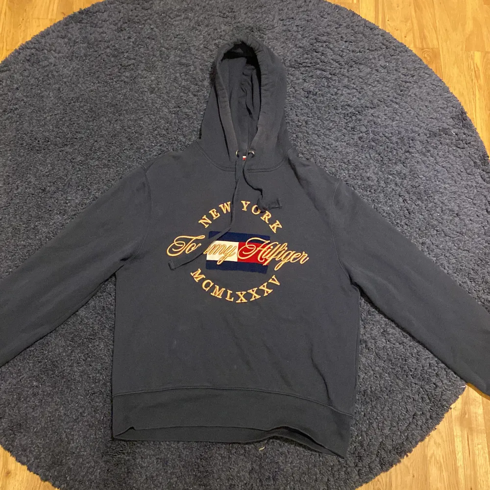 Snygg Tommy Hilfiger hoodie med coolt tryck original pris 1600 säljer för 400.  Priset kan diskuteras  bra skick. Hoodies.