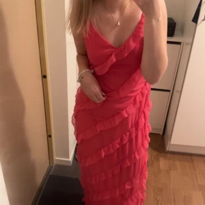 Gina maxiklänning  - Superfin oanvänd långklänning från gina tricot som är helt slutsåld. Köpte då jag tänkte ha den på ett bröllop men har nu hittat mig en annan💓 Skriv för fler bilder! Nypris: 699kr  Mitt pris: 350kr Kan frakta eller mötas upp i Sthlm💓 Köpare står för frakt