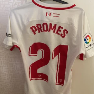 Quincy Promes tröja - Säljer min Quincy Promes tröja i storlek s. Den är knappt använd och är därför i ett mycket bra skick.(10/10) Hör av er vid frågor/ kulan