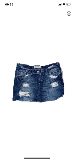 Mini vintage jeans kjol med slitningar - -50%. Så snygg lågmidjad jeanskjol med slitningar. Strl xs(för liten på mig så har tyvär inga bilder med den på). 