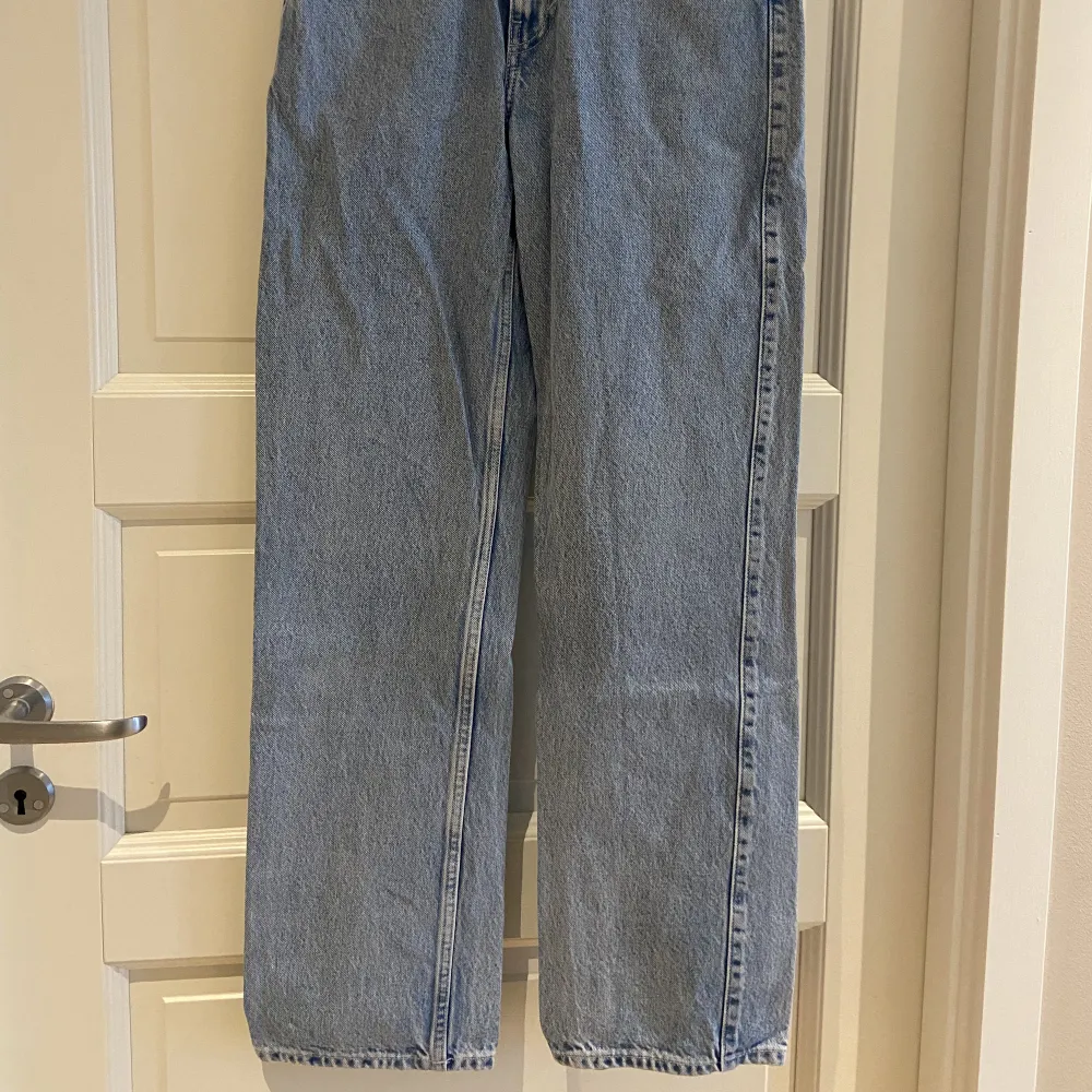 Raka högmidjade jeans ifrån Weekday, heter Rowe och är i stl 27/32. Vilket motsvarar en small, samt benlängd 32. Passar mig i benlängden som är 1,70 cm lång.. Jeans & Byxor.