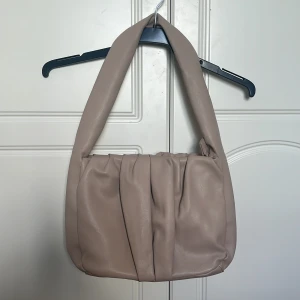 Handväska Asos - Beige rymlig handväska från Asos. Väldigt gott skick, aldrig använd. 