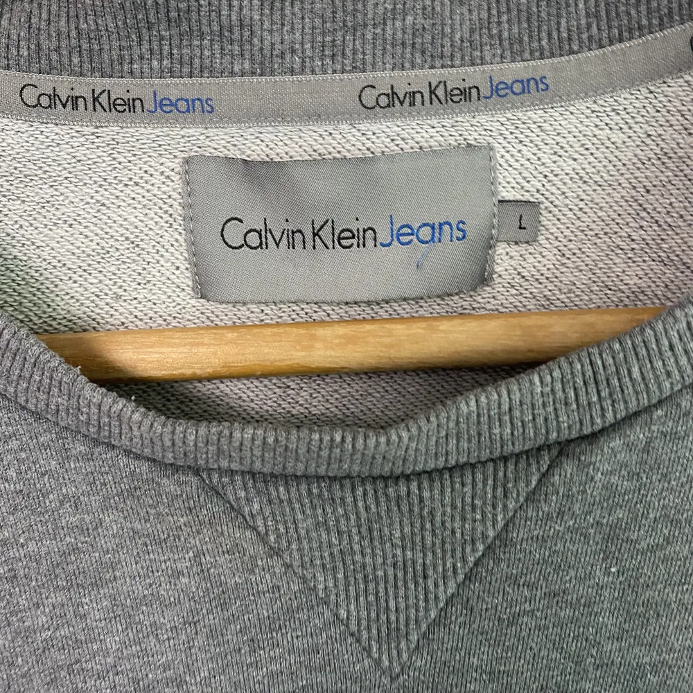 Hej! Säljer nu min gråa Calvin Klein sweatshirt då den inte kommer till användning längre! Storleken är L och jag säljer den för 150kr!!. Tröjor & Koftor.
