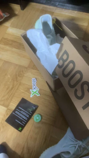 Yezzys skor  - Säljer nu mina yezzys pga att dem inte passar, köparen står för frakten 