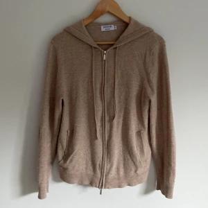 Kashmir hoodie - Säljer nu min hoodie i 100% Kashmir. Den är lite nopprig men går att lösa med en nopperbortagare.  600+frakt  Pris kan diskuteras vid snabb affär 