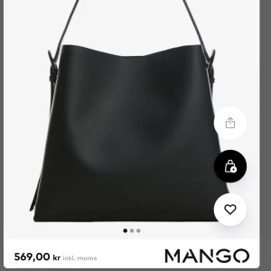 Läder tote  - Säljer denna läderväska från mango. Säljer den då jag fick en likadan i födelsedagspresent. Helt oanvänd med lapp kvar. Kostar 499 på hemsidan Kommer i orginalförpakningen som paketet har skickats i 🩷🩷 skriv för mer bilder