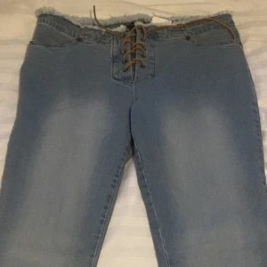 Bootcut knytt jeans - As snygga bootcut Jeans som man knytter ca 74 cm I midjan och ca 105 i längden 