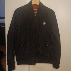 J.Lindeberg Jacka - Svart vår/sommar bomberjacka från J.Lindeberg, i nyskick/endast provad (köpt förra våren), strl M.