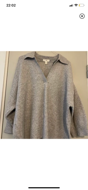 Stickad tröja hm - Hej säljer denna Finstickade tröja då den aldrig kommer till användning😫den är i storlek M och passar bra på mig som har det! Den är i nyskick🫶💕