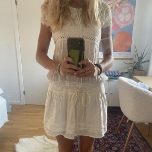Vit klänning - Så fin klänning som är delvis virkad! Jättefin på stranden och med fina detaljer, går att justera i storleken vid midjan