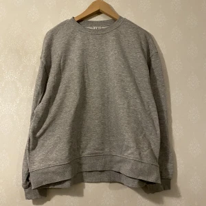 Sweatshirt  - Hej säljer denna sweatshirt då den aldrig kommer till användning. Den är i nyskick och är i storlek S. Den sitter bra på mig som har M men kan sitta bra även på nån med S😍💕🫶